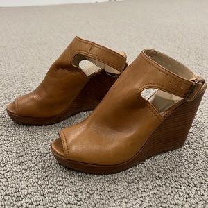 JOHNSTON & MURPHY OPEN-TOE TAN PUMPS-size 7